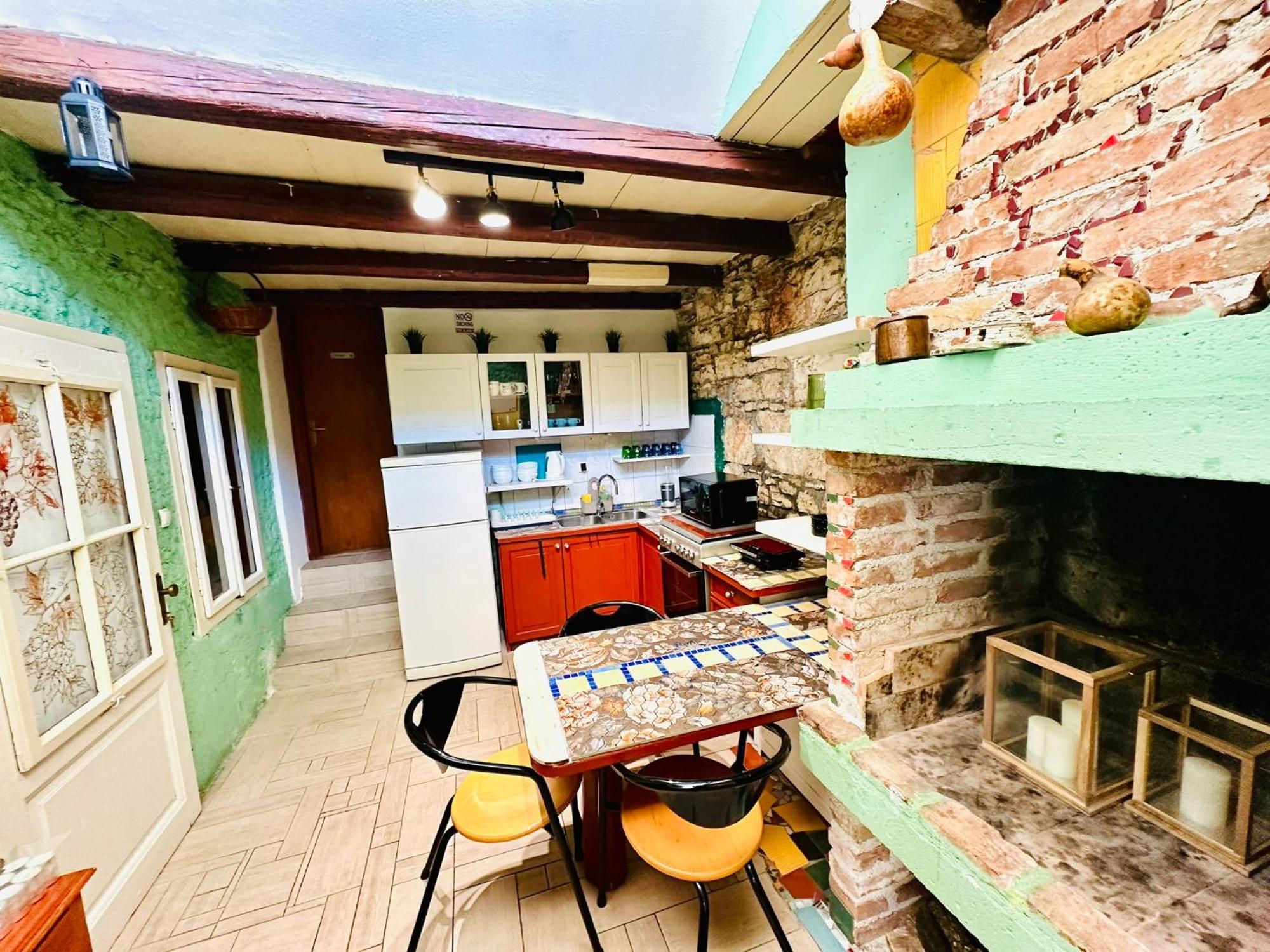 Hostel Art & Joy Пула Екстериор снимка